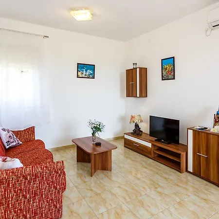 Apartment Tomy 2+2 *