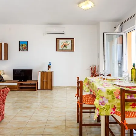 Apartment Tomy 2+2 *